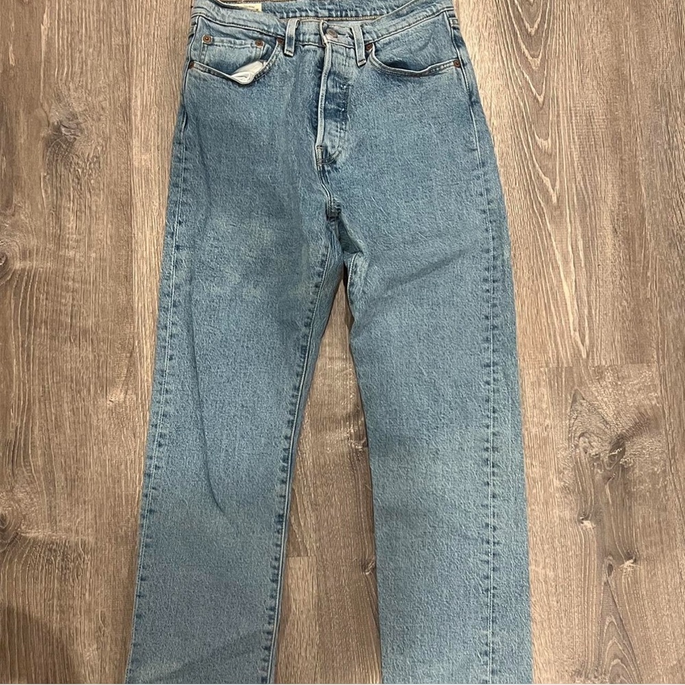 levi's 501 jeans size 28
model-5'3